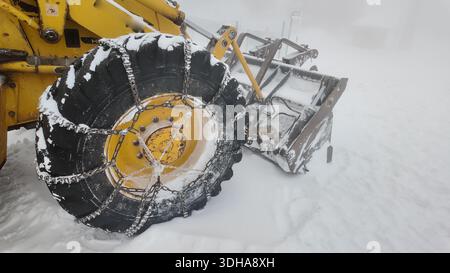L'équipement lourd déneige en cas de tempête hivernale Banque D'Images