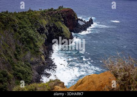 Vue sur les falaises accidentées rencontrent l'océan turbulent alors que les vagues s'écrasent contre la rive rocheuse, créant une interaction dynamique des forces de la nature, Adamstown, Pit Banque D'Images