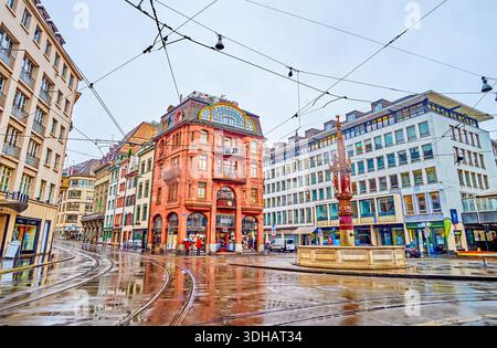 BÂLE, SUISSE - 1 AVRIL 2022 : place Alter Fischmarkt pendant les jours de pluie, sur 1 avril à Bâle, Suisse Banque D'Images