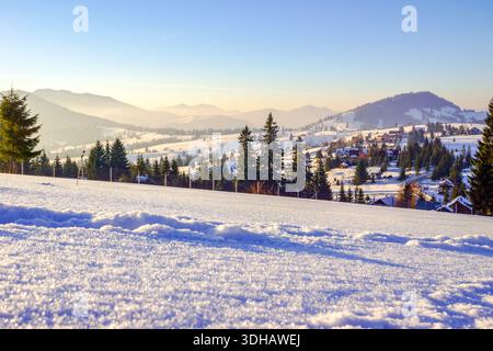 Tihuta offre une vue spectaculaire sur les montagnes de Calimani et de Rodna. Banque D'Images