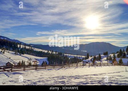 Tihuta offre une vue spectaculaire sur les montagnes de Calimani et de Rodna. Banque D'Images