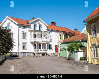 Scène de rue sur Drottninggatan avec des maisons historiques en bois dans la vieille ville de Marstrand, Bohuslän, côte ouest de la Suède Banque D'Images
