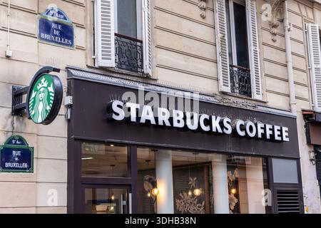 Paris, France – 1er janvier 2026 : Starbucks coffee shop dans la ville, illustrant la présence de la marque internationale de cafés dans la capitale française Banque D'Images