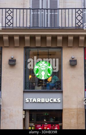 Paris, France – 1er janvier 2026 : Starbucks coffee shop dans la ville, illustrant la présence de la marque internationale de cafés dans la capitale française Banque D'Images