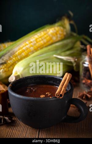 Champurrado mexicain, atole de cacao. Chocolat au maïs boisson épicée chaude avec cannelle. Boisson traditionnelle d'amérique latine festive, Dia de muertos, Cinco Banque D'Images