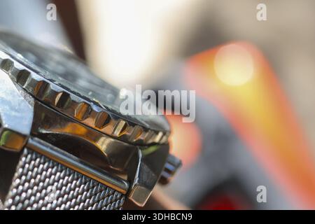 Photographie macro affichant la texture détaillée de la montre analogique classique avec la bande en métal argenté exprimant l'élégance intemporelle et le style de luxe sur le b flou Banque D'Images