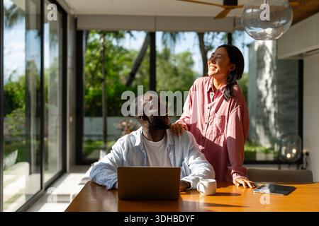 Un couple heureux et multinational qui sont des nomades numériques et travaillent dans un pays différent chaque mois Banque D'Images