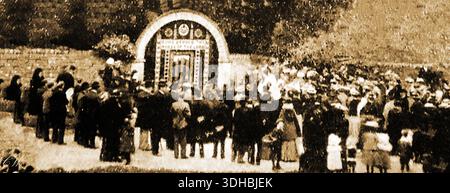1903 Une photo de presse d'une cérémonie de bien-habillage à Tissington le jour de l'Ascension. En 2025, six puits ont été habillés pendant une semaine pendant l'Ascension 39 jours après Pâques, et ont été depuis l'époque médiévale comme une action de grâce pour l'eau pure qu'ils ont fourni. Banque D'Images