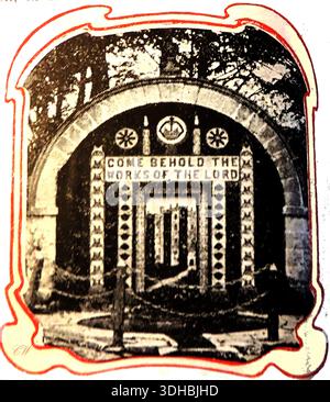 1903 Well dressing - un des puits décorés à Tissington. - En 2025 e six puits ont été habillés pendant une semaine pendant l'Ascension 39 jours après Pâques, et ont été depuis l'époque médiévale comme une action de grâce pour l'eau pure qu'ils ont fourni. Banque D'Images