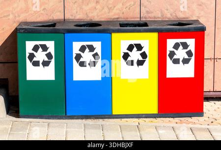 Récipients multicolores en plastique pour la collecte séparée des déchets. Séparez les poubelles en fonction du type de déchets Banque D'Images