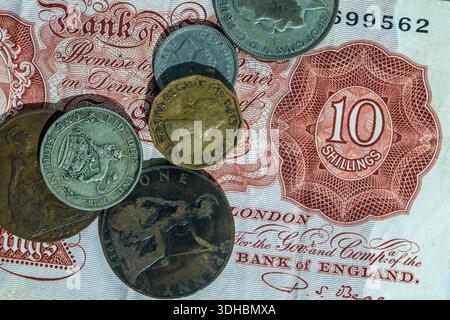 Monnaie anglaise pré-décimale : billet de 10 shilling, une pièce de deux shilling, une pièce de un shilling, une six pence, un bit de threepenny et des pièces de penny Banque D'Images