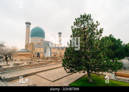 Samarkand, Ouzbékistan - 1 oct 2025 Samarkand, Ouzbékistan vue aérienne de Gur-e-Amir - un mausolée du conquérant asiatique Timur. Traduction sur mois Banque D'Images