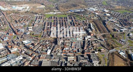 Vue aérienne regardant NNEast du centre-ville de St Helens avec le Linkway West au premier plan, la voie ferrée et la gare centrale sont bien en vue RHSide Banque D'Images