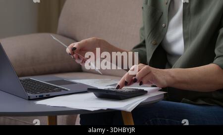 Gros plan femme vieilles mains dactylographiant calculatrice comptant l'argent lecture chèque reçu gestion de l'argent retraité méconnaissable maman inconnue senior femme Banque D'Images