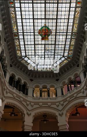 Madrid, Espagne - 15 octobre 2025 : le plafond voûté complexe de vitraux de la Galerie du verre à l'intérieur du Palacio de Cibeles. Banque D'Images