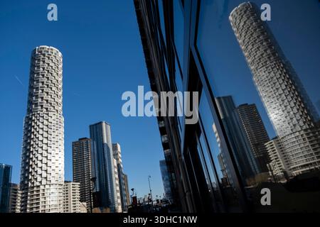 Les tours d'immeubles résidentiels de nouvelle construction au cœur du quartier financier de Canary Wharf le 5 janvier 2026 à Londres, Royaume-Uni. Canary Wharf est une zone située près de l'île des chiens dans le quartier londonien de Tower Hamlets et est définie par la Greater London Authority comme faisant partie du quartier central des affaires de Londres. Avec la City de Londres, elle constitue l'un des principaux centres financiers du Royaume-Uni et du monde, avec de nombreux immeubles de grande hauteur, dont le troisième plus haut du Royaume-Uni, One Canada Square. Banque D'Images