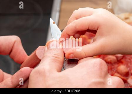 Homme de famille et fille cuisinant des pizzas maison dans la cuisine, papa et fille passant du temps ensemble Banque D'Images