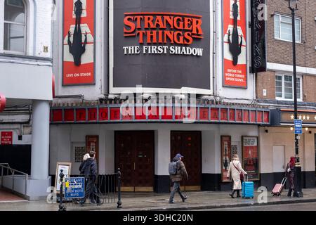 Signez pour la version théâtrale de Stranger Things - The First Shadow au Phoenix Theatre le 9 janvier 2026 à Londres, Royaume-Uni. Stranger Things est une série télévisée américaine de science-fiction et d'horreur créée par The Duffer Brothers pour Netflix, qui a maintenant montré sa dernière série. Banque D'Images