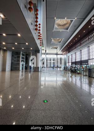 Couloir moderne dans un bâtiment public avec sol réfléchissant et lanternes décoratives Banque D'Images