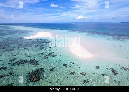 Spectaculaire banc de sable blanc près de l'île de Nain au nord de l'île de Bunaken à Sulawesi, Indonésie, paysage idyllique, récif corallien, vue aérienne d'un récif Banque D'Images