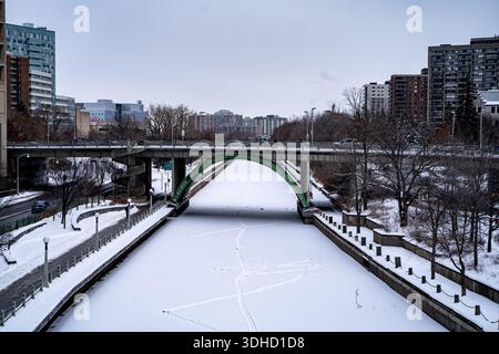 Vue du canal Rideau gelé en hiver dans la ville d'Ottawa. Banque D'Images