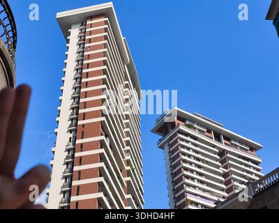 Vue en angle bas des immeubles modernes de grande hauteur sous un ciel bleu clair Banque D'Images