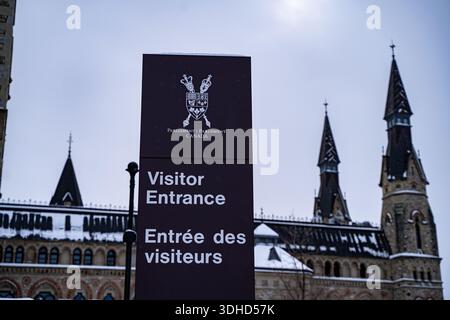Panneau d'entrée des visiteurs à l'édifice du Parlement du Canada. Ottawa, Canada - 15 décembre 2025. Banque D'Images