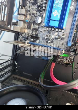 Gros plan de la carte mère de l'ordinateur avec RAM et câbles à l'intérieur du boîtier du PC Banque D'Images