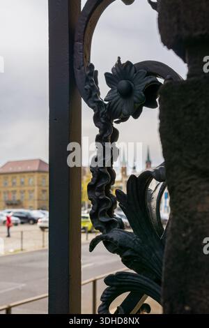 Vue rapprochée d'un portail en fer forgé orné d'un motif floral décoratif. Banque D'Images