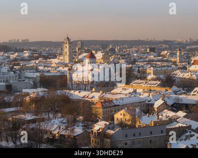 Vue aérienne de la vieille ville enneigée de Vilnius, où la cathédrale se dresse haut contre le ciel hivernal, Vilnius, comté de Vilnius, Lituanie. Banque D'Images