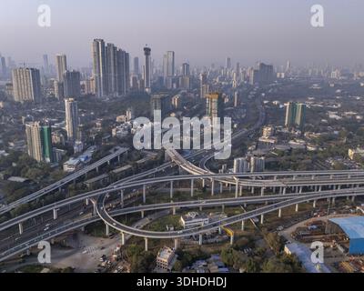 Vue aérienne du Shri Atal Bihari Vajpayee TRANS Harbour Link et des gratte-ciel imposants perçant la ligne d'horizon, Mumbai, Maharashtra, Inde. Banque D'Images