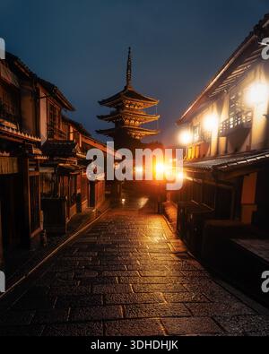 Kyoto, Japon - 18 janvier 2026 : vue sur la pagode de Yasaka debout au milieu des maisons traditionnelles machiya en bois, baignée de lumière chaude et invitante à nouveau Banque D'Images