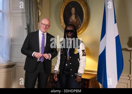 Royaume-Uni : passez au niveau supérieur Podcast avec le premier ministre John Swinney à Bute House, Édimbourg, Écosse le 21 janvier 2026 : photo : le premier ministre d'Écosse John Swinney MSP et le Dr Eunice Olumide MBE ÄòLEVEL UPÄô BUTE HOUSE AVEC JOHN SWINNEY ÄúLevel UpÄù, le nouveau podcast révolutionnaire présenté par le diffuseur et directeur nommé BAFTA et ARAIS, Dr Eunice Olumide MBE, lance ce janvier, offrant des conversations exclusives et non filtrées que vous canÄôt pouvez entendre partout ailleurs. Du contenu exclusif sera diffusé sur Burns Night avant la sortie. Des leaders qui façonnent la politique mondiale aux innovateurs qui réécrivent Banque D'Images