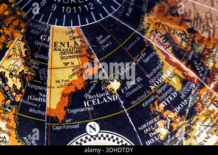 Gros plan d'un globe terrestre vintage mettant en vedette le Groenland et la région arctique Banque D'Images