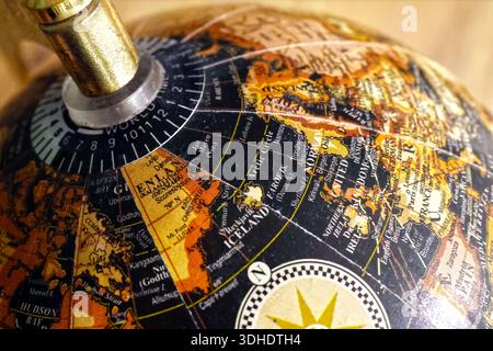 Gros plan d'un globe terrestre vintage mettant en vedette le Groenland et la région arctique Banque D'Images