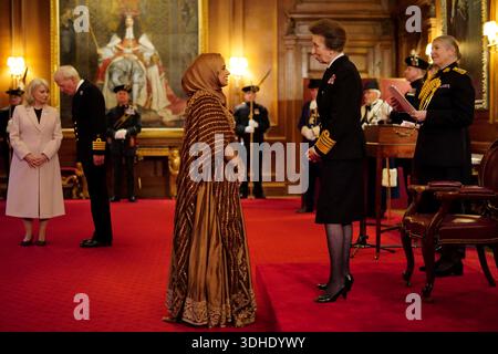Mme Zahrah Mahmood, de Glasgow, présidente de Ramblers Scotland, est nommée membre de l'ordre de l'Empire britannique par la Princesse Royale au Palais de Holyroodhouse, à Édimbourg. Cet honneur récompense le service volontaire en Écosse. Date de la photo : mercredi 21 janvier 2026. Banque D'Images