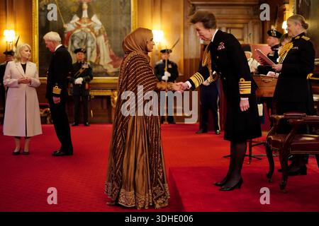 Mme Zahrah Mahmood, de Glasgow, présidente de Ramblers Scotland, est nommée membre de l'ordre de l'Empire britannique par la Princesse Royale au Palais de Holyroodhouse, à Édimbourg. Cet honneur récompense le service volontaire en Écosse. Date de la photo : mercredi 21 janvier 2026. Banque D'Images