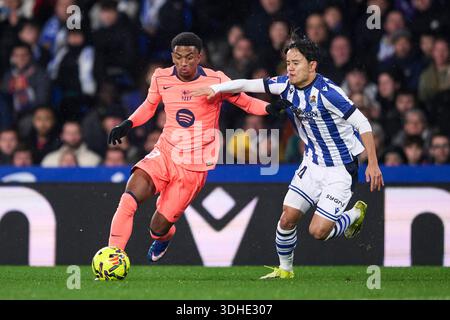 Alejandro Balde du FC Barcelone affronte Takefusa Kubo de la Real Sociedad lors du match LaLiga EA Sports entre la Real Sociedad et le FC Banque D'Images