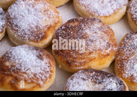 Présentoir de desserts élégant, gros plan de syrniki artisanal avec du sucre, syrniki artisanal plaqué avec composition raffinée et présentation élégante Banque D'Images
