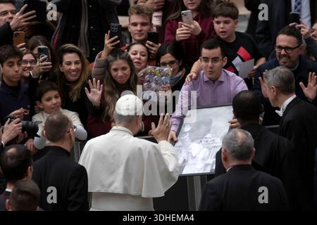 Le Pape Léon XIV salue les fidèles lors de son audience générale hebdomadaire dans la salle paul VI du Vatican Banque D'Images