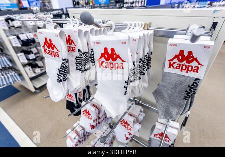Samara, Russie - 5 mai 2025 : chaussettes de sport élégantes Kappa. Chaussettes Kappa de marque Banque D'Images