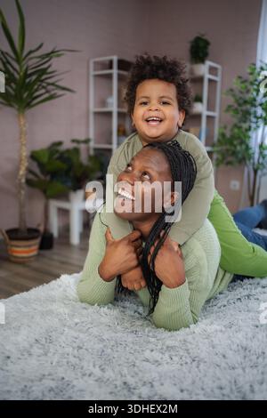 Mère et fils jouant ensemble en s'amusant à la maison Banque D'Images