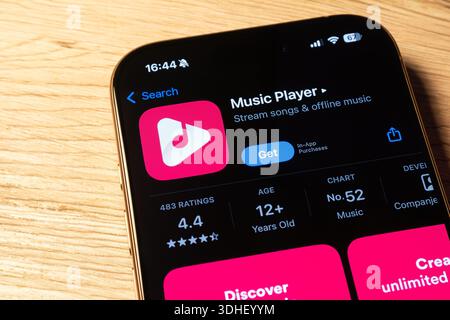 Ostrava, Tchéquie - 26 février 2025 : App Store avec application mobile Music Player sur smartphone iOS Banque D'Images