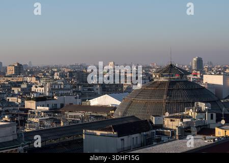 Vue panoramique sur les toits de la ville de Milan et dôme de verre vu du sommet de la cathédrale de Milan au coucher du soleil, Duomo di Milano skyline. Banque D'Images