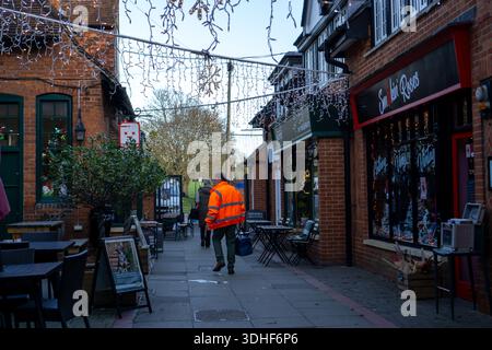 Une rue piétonne à Saffron Walden, Essex, Royaume-Uni, décorée avec des lumières de fées pour Noël Banque D'Images