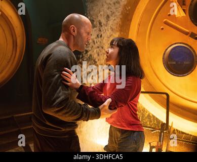 The Meg 2 : The Trench (2023)Jason Statham dans le rôle de Jonas Taylor Shuya Sophia Cai dans le rôle de Meiying *Filmstill - Editorial use Only* Cap/PLF Warner Bros/fourni par Capital Pictures Banque D'Images