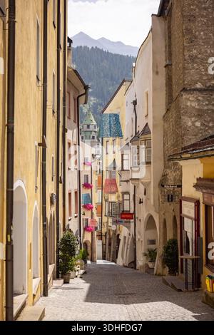 Rue étroite historique dans Hall in Tirol, Autriche, Europe. Banque D'Images