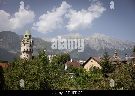 Burg Hasegg / tour Münze est montré dans la ville de Hall dans le Tyrol, Autriche, Europe. Banque D'Images