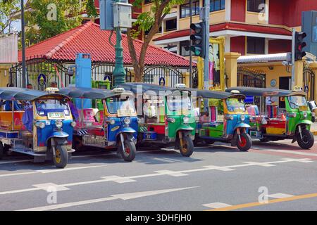 Rangée de Tuk Tuks à Bangkok, Thaïlande Banque D'Images