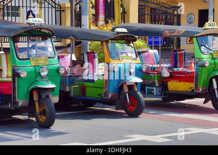 Rangée de Tuk Tuks à Bangkok, Thaïlande Banque D'Images